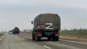 Hitlerove vojská mali hákový kríž, ruskí okupanti si maľujú rôzne písmená