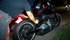 Srnka vbehla do cesty dvom motorkárom. Obaja havarovali