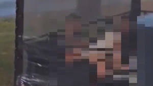 Dvojica sa oddávala sexuálnym radovánkam pred zrakmi verejnosti. Teraz sa o nich zaujíma polícia