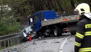 Hromadná nehoda na frekventovanom ťahu. Vodičovi sa stalo osudné predbiehanie