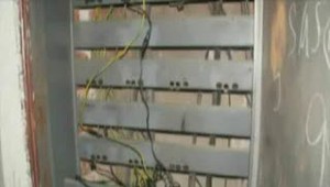 Pol roka využívali elektrinu bez zaplatenia. Dohodla sa na tom takmer celá bytovka