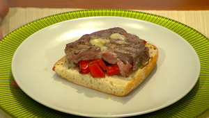 Írsky ribeye steak podávaný na ciabatte, cesnaku s pečenou zeleninou a červeným čedarom