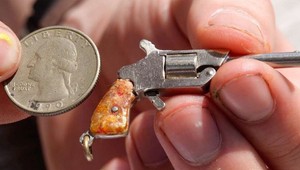 Najmenšia pištoľ na svete: Menšia ako štvrťdolár, ale vie narobiť poriadnu galibu