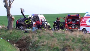 Mrazivý pohľad na auto po náraze do stromu. Polícia už pozná príčinu nehody