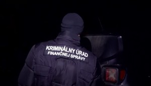 Razia v rodinnom dome. Colníci zaistili vrecia plné cigariet