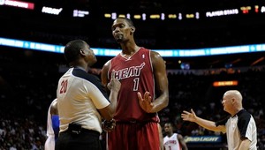VIDEO. Hviezda NBA Bosh lakťom poslal na zem rozhodcu