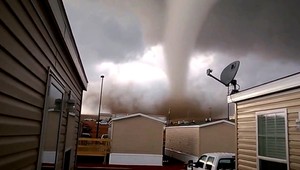 Ničivé tornádo zrovnalo oblasť so zemou, pozrite si autentické zábery