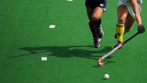 Pozemná hokejistka zomrela po zásahu loptičkou do hlavy!