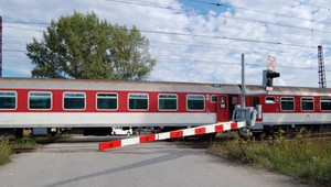 Žiačka autoškoly zomrela na priecestí. Dopravný analytik radí, ako sa zachrániť