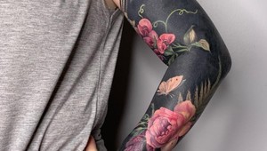 Renesančné blackwork tetovanie dobýva svet: Čo myslíte, je príliš odvážne alebo štýlové?