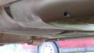 Nočná lúpež v Komárne. Stovky ukradnutých litrov nafty a prevŕtané palivové nádrže na autách