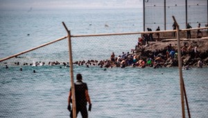 Migranti z Maroka opúšťajú Ceutu. Tvrdia, že čelia vyhrážkam a nedostatku pomoci
