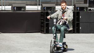 Prilba a okuliare sú povinné aj na motorovej kolobežke