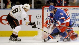 Gáborík prispel asistenciou k výhre NY Rangers, Sedin ušiel Sedinovi