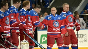 Vladimir Putin oslávil narodeniny na ľade, exceluje v hokeji aj u občanov