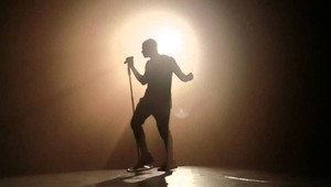 To je babrák! Slávny spevák TAKTO bojoval so surfom