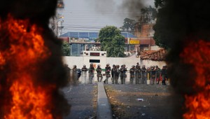 Traja venezuelskí vojaci dezertovali. O pomoc požiadali Kolumbiu