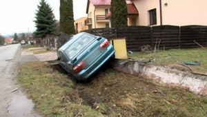 Opitý Humenčan zdemoloval na aute plot, nafúkal viac ako dve promile