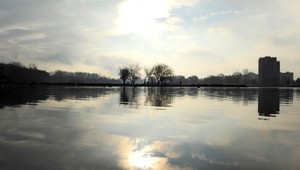 Svojská rely na východe: Miestni skúšali jazdu autom cez jazero