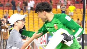 Podávač lôpt pomohol Číne zneškodniť pokutový kop súpera