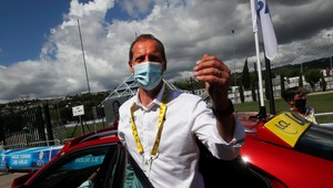 Cyklisti sú zdraví, ale riaditeľ nie a to sa vozil v aute s TÝMTO politikom