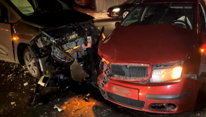 Mladý vodič nezastavil na stopke: Výsledkom sú zdemolované autá a niekoľkotisícová škoda