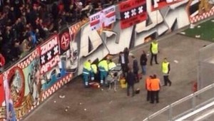 Fanúšik Ajaxu spadol pri oslave gólu z tribúny. Je vo vážnom stave!