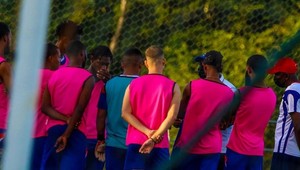 Futbalistov Belize na Haiti "vítali" ozbrojení motorkári