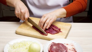 Kuchynské dosky na krájanie sú plné BAKTÉRIÍ: Takto sa ich účinne zbavíte!