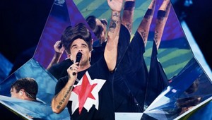 Robbie Williams to preháňa s plastikami. Prestáva sa na seba podobať