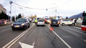 Reťazová nehoda v Banskej Bystici. Zrážka piatich áut paralyzovala dopravu