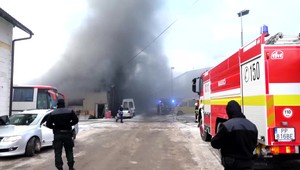 Požiar autodielne: Zranený je jeden človek, na mieste zasahujú hasiči