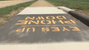 Hlavu hore, mobil dole. Bezpečné priechody pre chodcov majú zabraniť nehodám