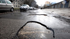 Čudná logika cestárov. Plátať cestu začali tesne pred zimou!