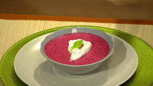 Letná polievka z lesného ovocia a šumivého vína