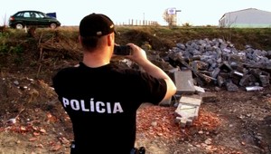 Neúcta k mŕtvym? Pri ceste sa povaľuje 60 pomníkov