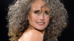 Šedivé vlasy už dávno neznamenajú, že sa žena o seba nestará: Andie MacDowell to všetkým dokázala!
