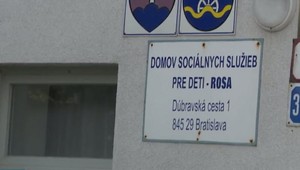Prípadov na COVID-19 pribúda vo viacerých domovoch sociálnych služieb, za problém označili aj pokyny