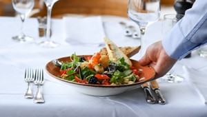 Masová otrava jedlom má prvú obeť. Na botulizmus zomrel iba 21-ročný mladík