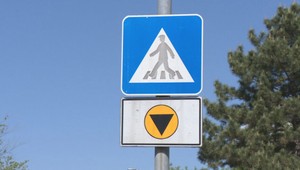 Pod vplyvom alkoholu zrazil chodkyňu: Vodiča teraz obvinili