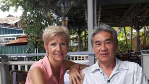 Žena našla pri prechádzke obrie avokádo. Má veľkosť hlavy dospelého človeka