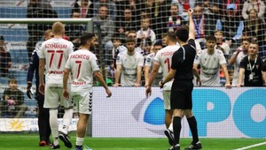 Podolski zorganizoval benefičný turnaj, dostal na ňom červenú