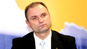 Korupčný škandál v Česku. Z bytu exministra vynášali škatule a vrecia