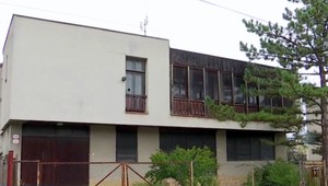 Operné árie púšťa na celú ulicu od rána do večera. Susedia sú zúfalí