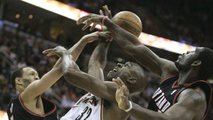 Keď basketbalisti nestrácajú loptu...