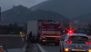 Štvorica mužov cestovala za prácou. Na diaľnici ale skončili v betónových zvodidlách