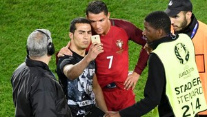 Portugalsku hrozí pokuta za selfie fanúšika s Ronaldom