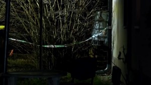 Podrezaného muža mal nájsť vlastný brat. S reznou ranou na krku ležal na balkóne