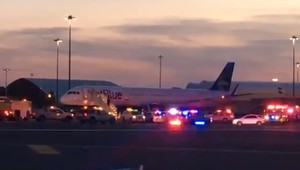 Pilot chcel nahlásiť poruchu rádia. Omylom nahlásil únos lietadla