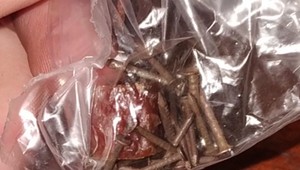 Za klince a háčiky v klobásach hrozí mužovi až 5 rokov za mrežami